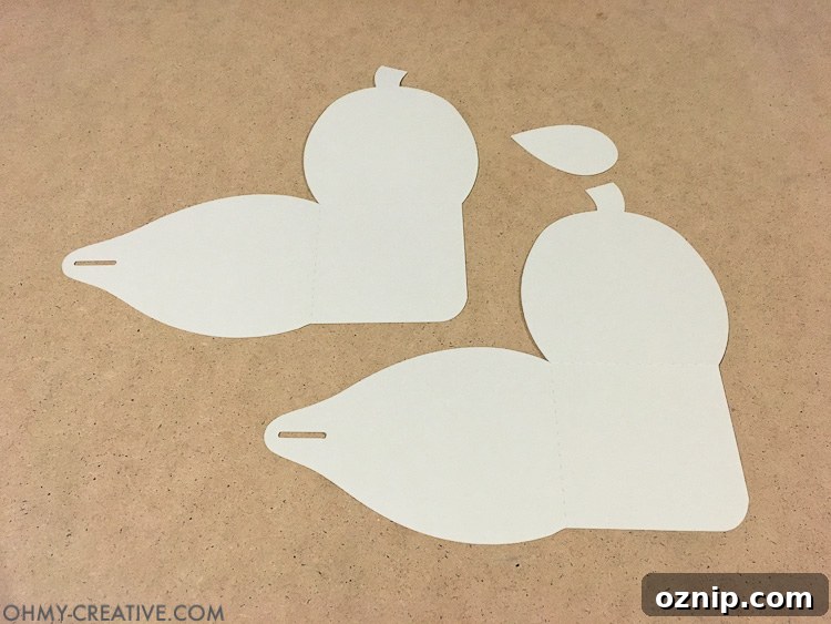 Make these easy paper pumpkins for your Thanksgiving table or any DIY Thanksgiving decorations. You can fill them with treats, use them as a place card, or just put them on your mantle to decorate. | OHMY-CREATIVE.COM
