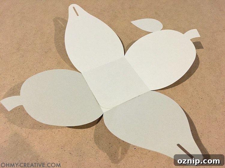 Make these easy paper pumpkins for your Thanksgiving table or any DIY Thanksgiving decorations. You can fill them with treats, use them as a place card, or just put them on your mantle to decorate. | OHMY-CREATIVE.COM