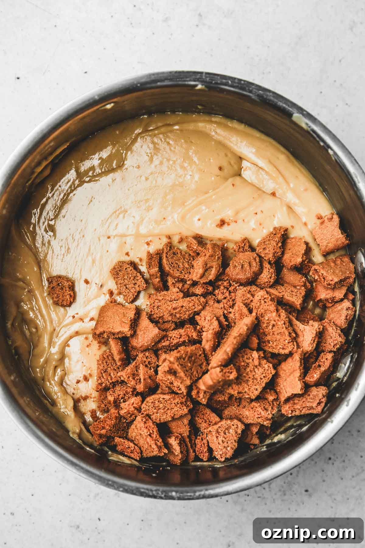 Speculoos Cookie Butter Fudge Recipe 6 casserole avec fudge fondu et morceau de biscuit spéculoos